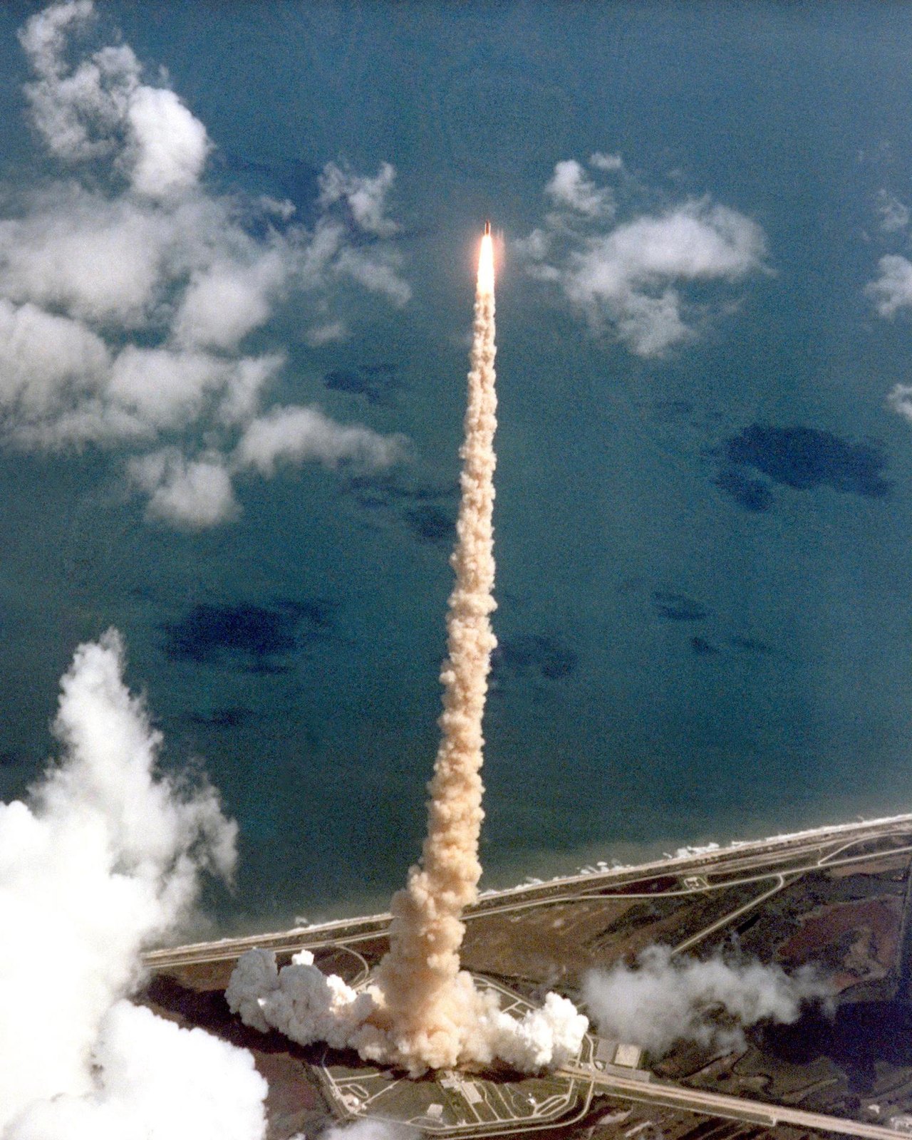 Старт шаттла «Атлантис» STS-34 с «Галилео» на борту, площадка 39-B.