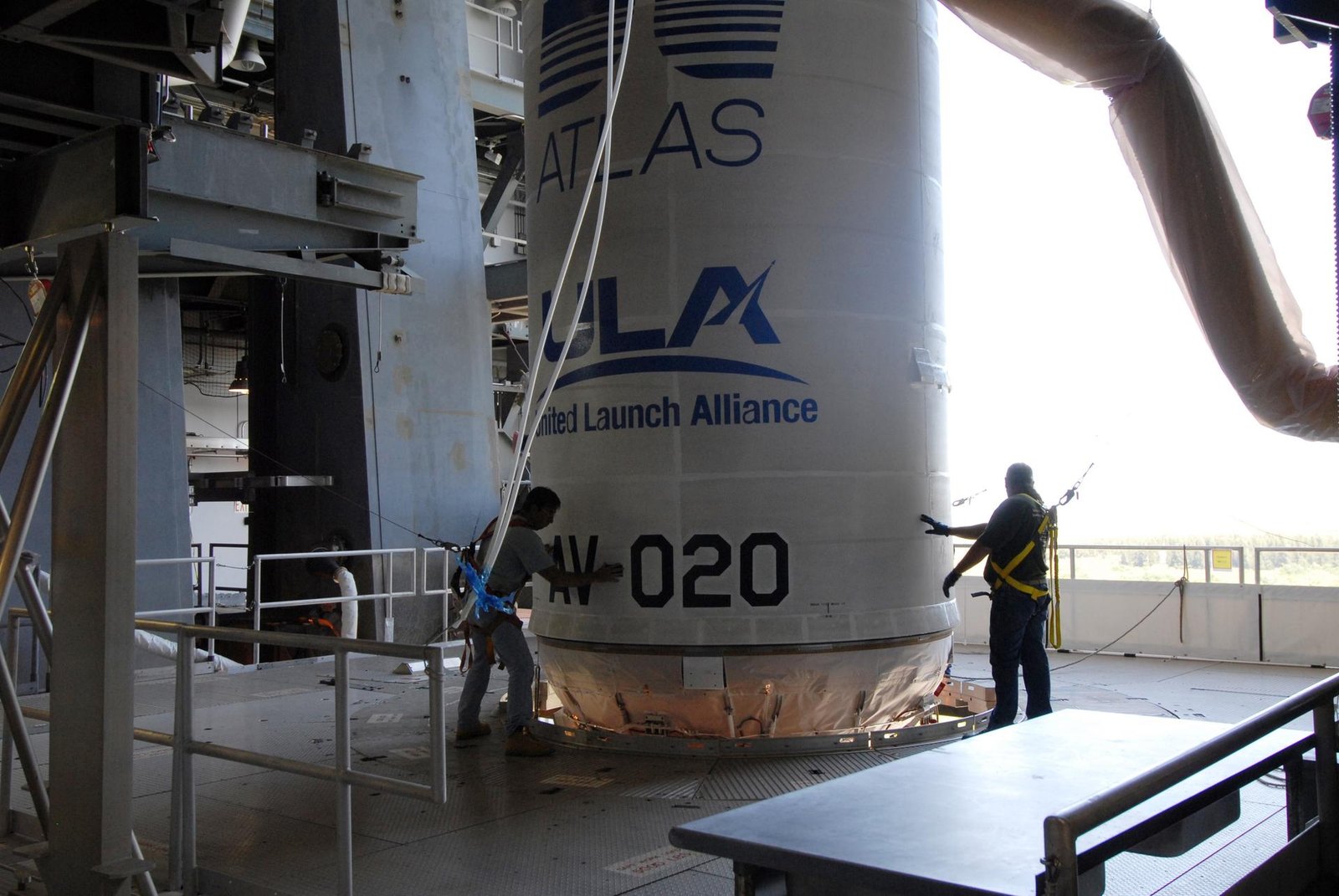 Верхняя ступень Centaur перед установкой на Atlas V. Позже именно такая ступень врезалась в кратер Кабеус.
