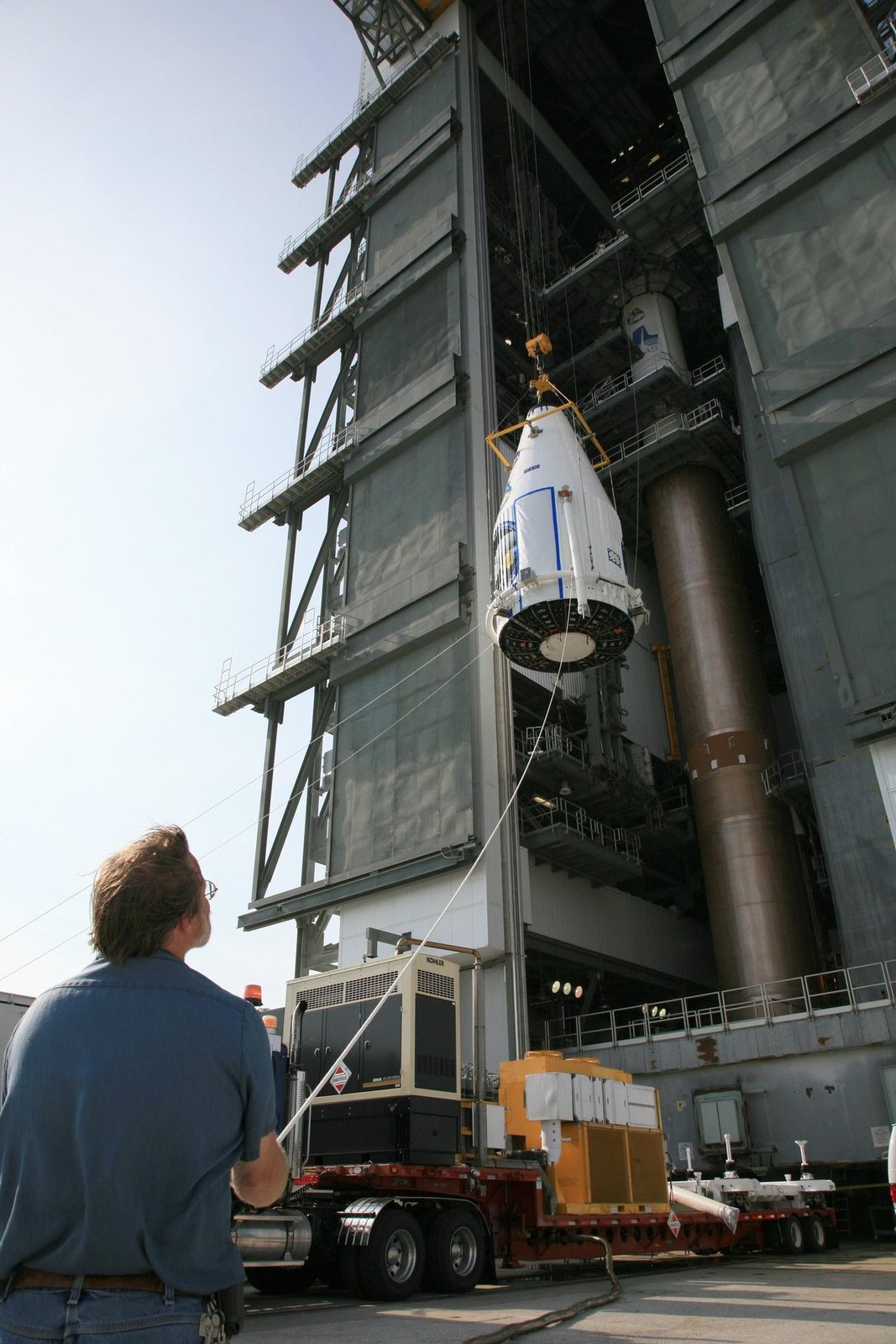 Мыс Канаверал, май 2009 года: LRO и LCROSS поднимают в башню обслуживания перед стыковкой с ракетой Atlas V.